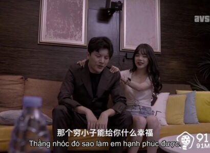 Em gái xinh chăm chỉ phục vụ ông bầu để tiến vào showbiz
